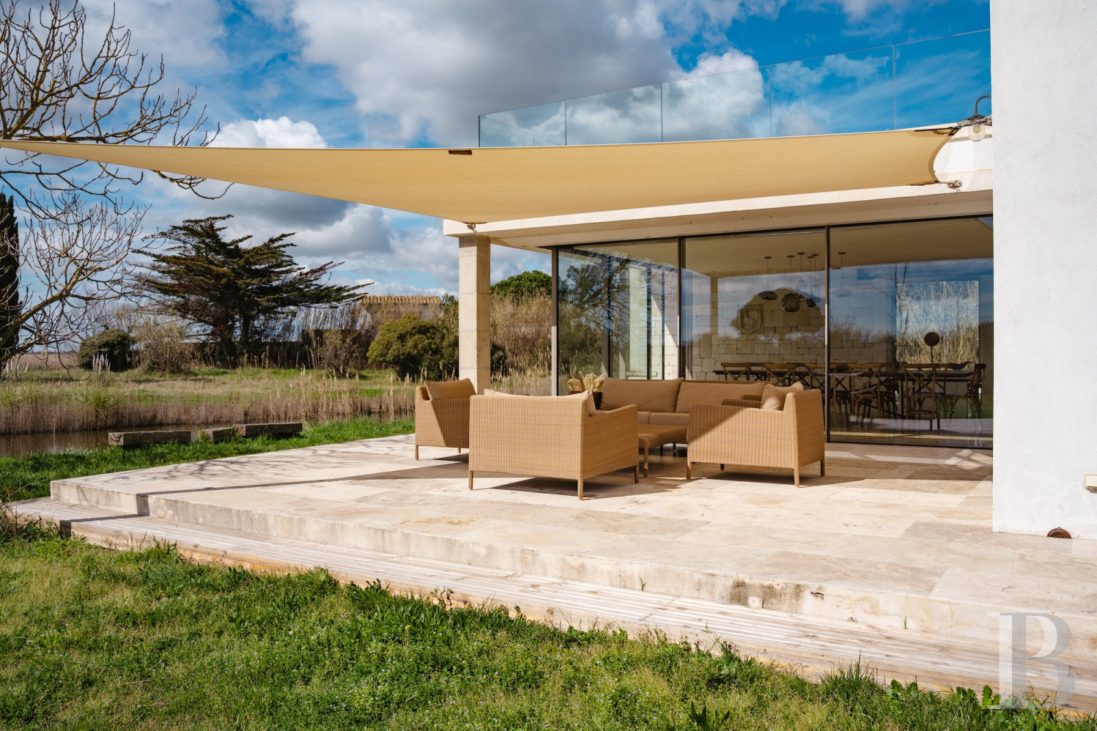 A farmhouse set amidst the marshes north of Saintes-Maries-de-la-Mer, in the Camargue - photo  n°2